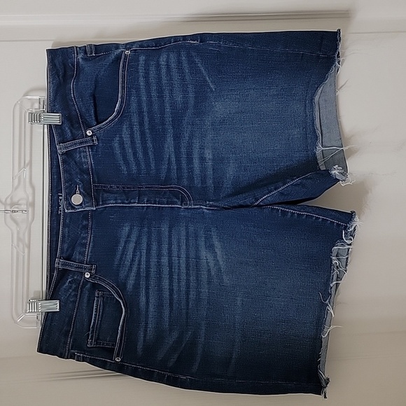 Time and Tru, Size 18 Mid-Rise Raw Hem, Med-Dark Wash Denim Shorts, Exc. Cond. - Picture 1 of 10